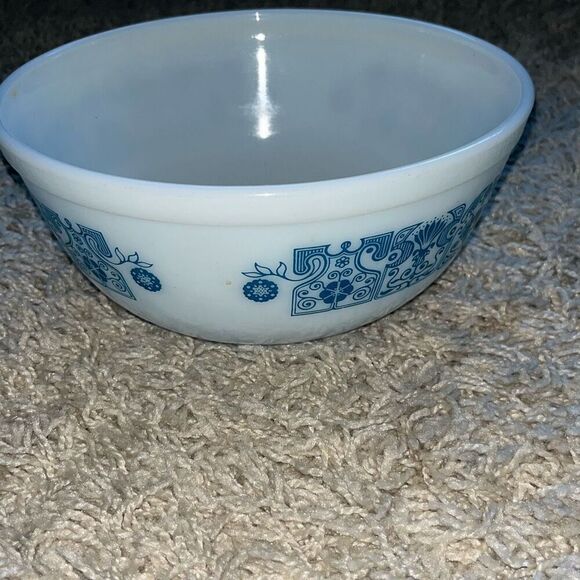 Vintage Rare Pyrex 2.5 Quart Turquoise Blue Mixing Bowl White and Blue - Picture 3 of 11